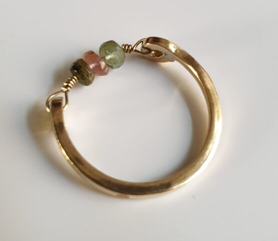 anello color oro con pietre di tormalina di diversi colori