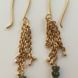 Earrings with chain and tourmaline stones in shades of green