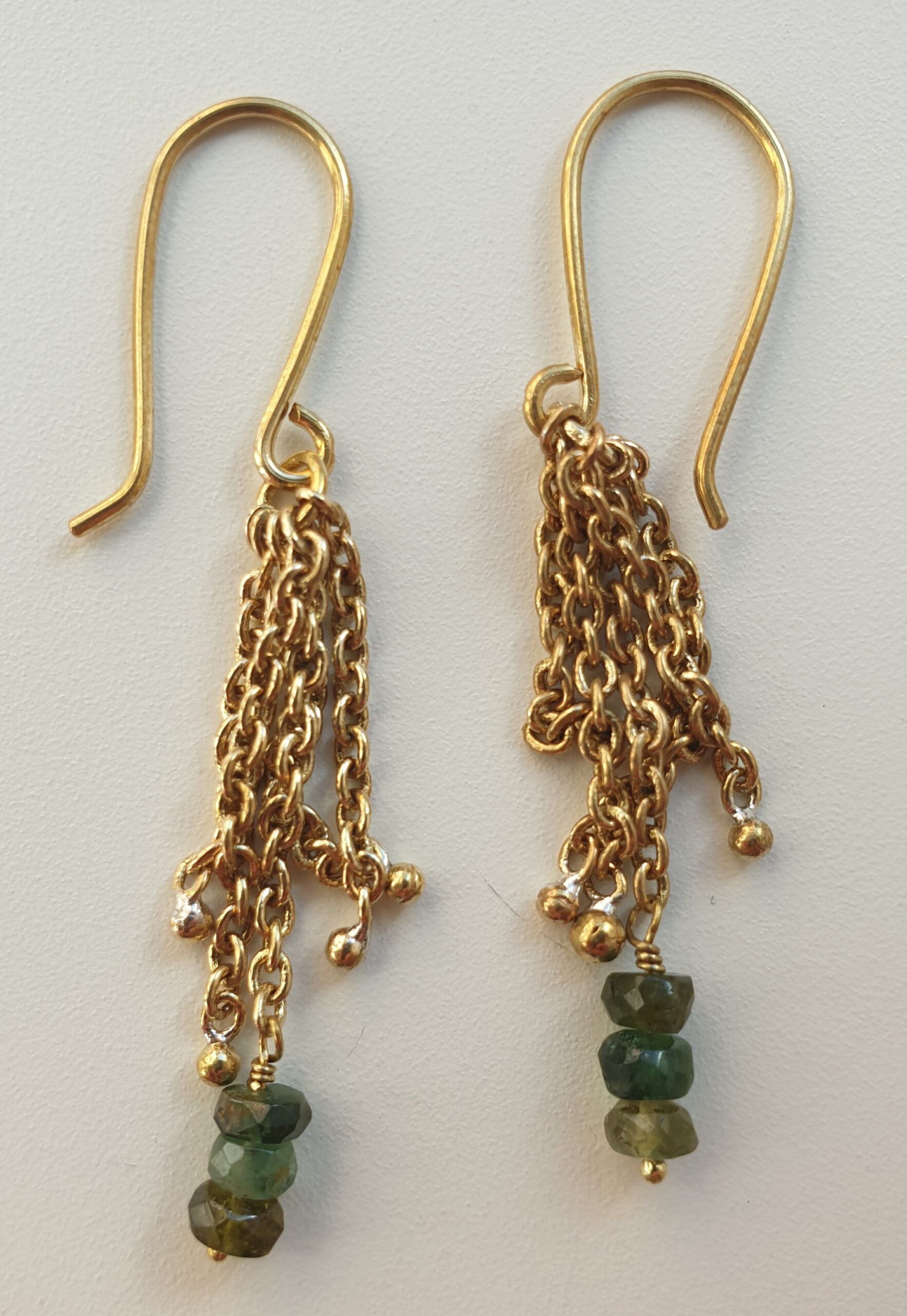 Earrings with chain and tourmaline stones in shades of green