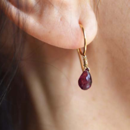 boucles d'oreilles composées d'une pierre de tourmaline rouge et de laiton recyclé plaqué or
